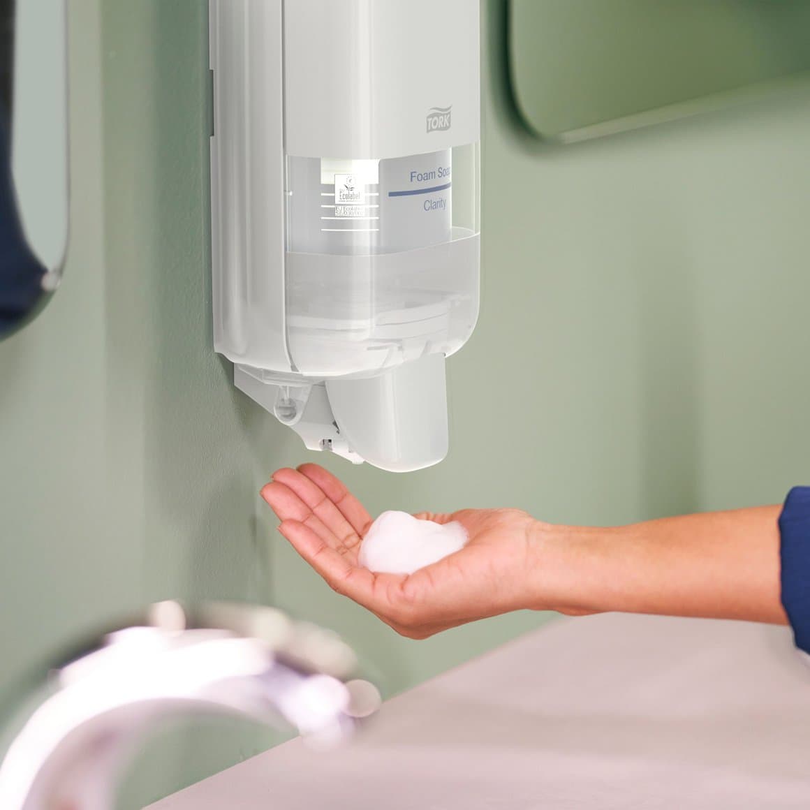 Tork sápu- og handsprittskammtari hvítur S4 5