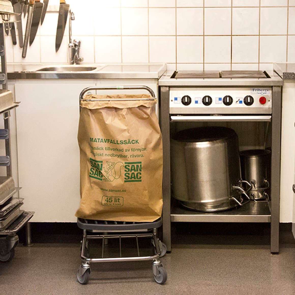 Pokagrind á hjólum fyrir 45ltr. poka 2